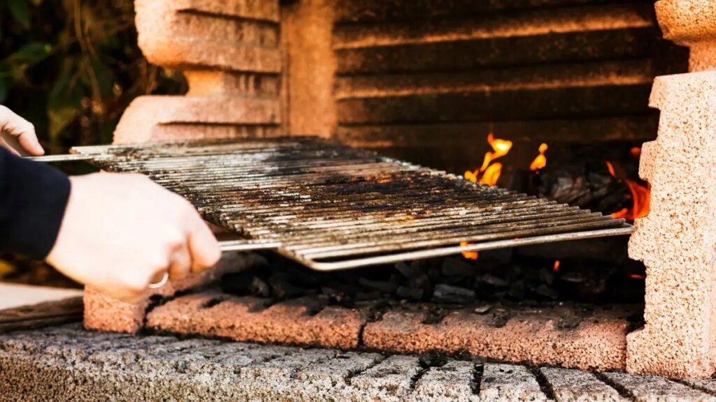Comment nettoyer les grilles du barbecue pour des grillades d’été optimales Comment nettoyer les grilles du barbecue pour des grillades d'été optimales