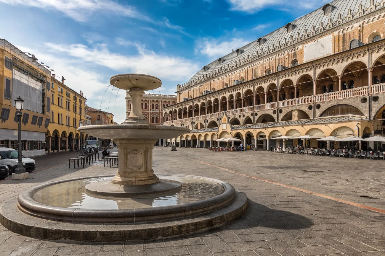 Springbrunnen sur la Piazza delle Erbe à Padoue, Italie