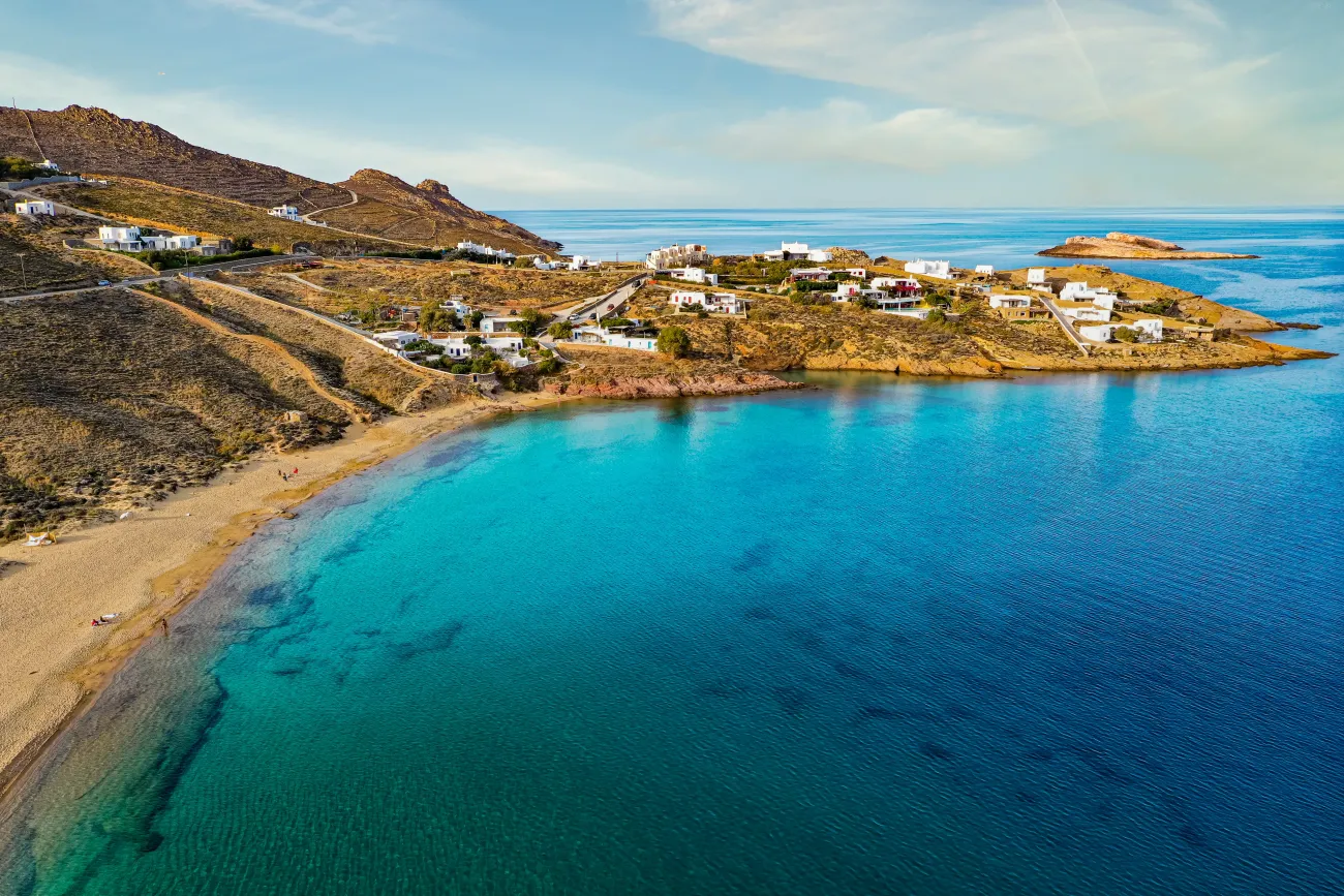 Vue aérienne de la plage d'Agios Sostis, Mykonos, Grèce