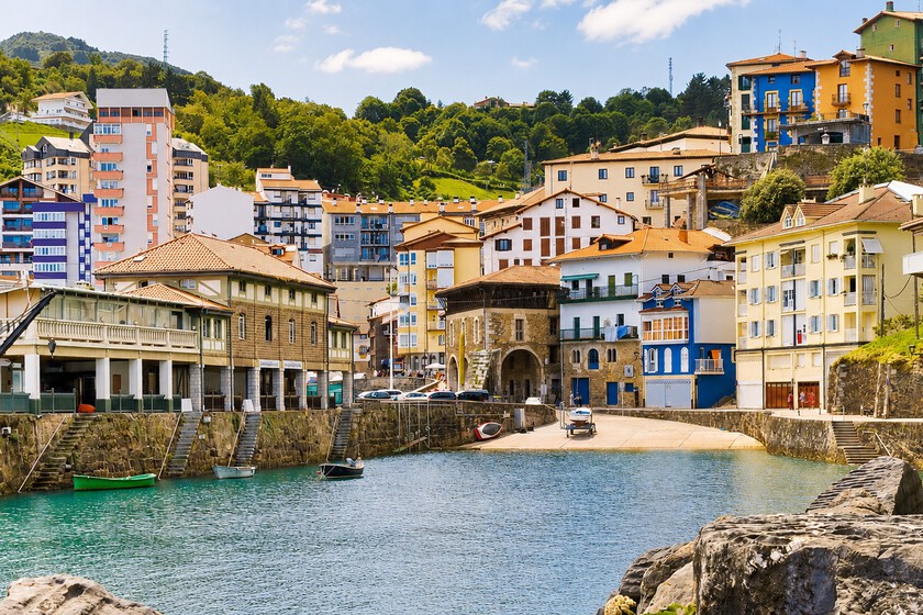 Demeures colorées, morues exquises et plusieurs kilomètres de plages sauvages : le village de pêcheurs enraciné au Moyen Âge