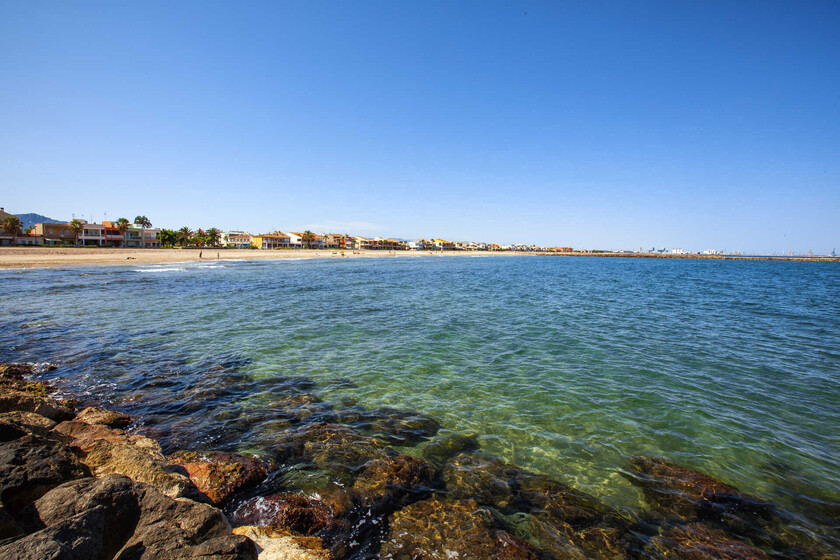 Ici, vous pouvez voir l'éclipse solaire depuis la plage au bord de la Méditerranée : du poisson frais, des plages tranquilles et beaucoup de calme marin.
