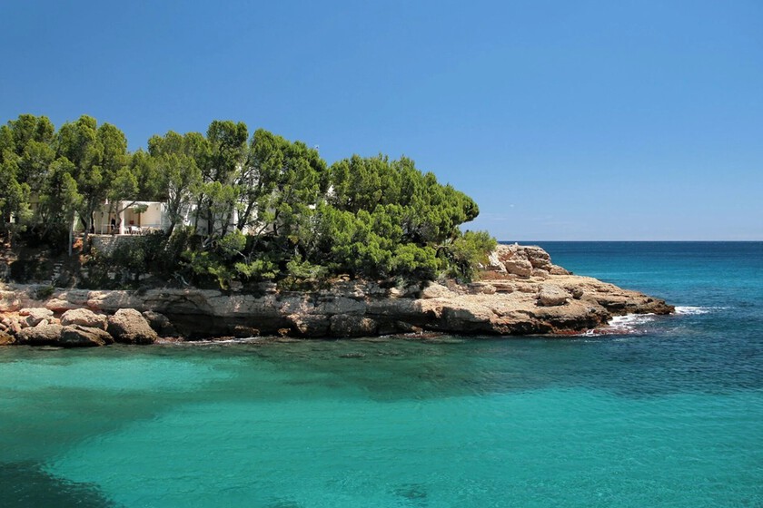 La ville de vacances née à côté de certaines des criques les plus belles et les plus méconnues de la Méditerranée