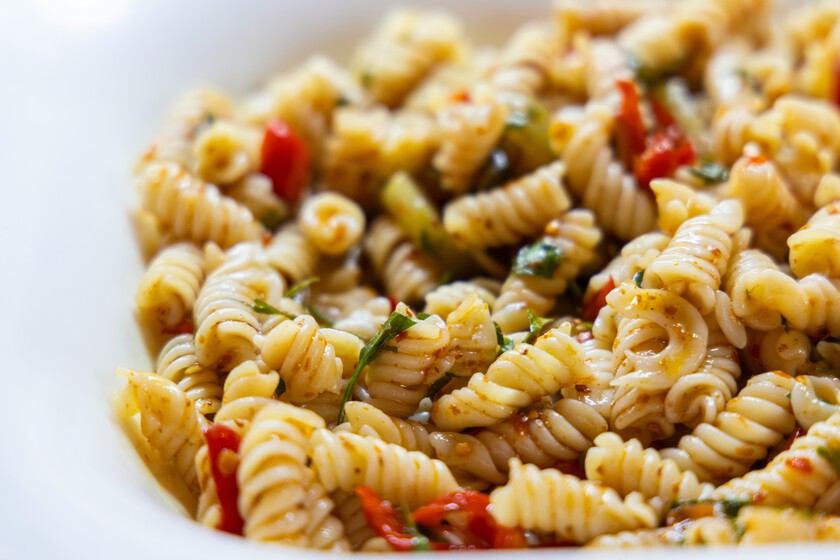 Les cuisiniers sont d’accord : la meilleure salade de pâtes n’est pas seulement assaisonnée d’huile et de vinaigre ; Il faut ajouter le jus de cornichon pour qu'il ait plus de saveur