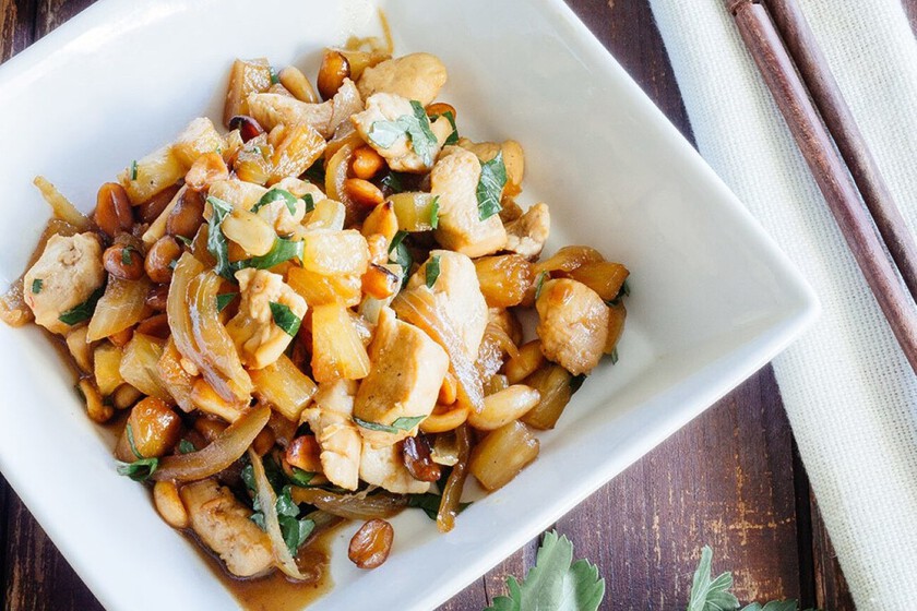 Poulet sauté à l'ananas et cacahuètes : recette à l'orientale sans complications