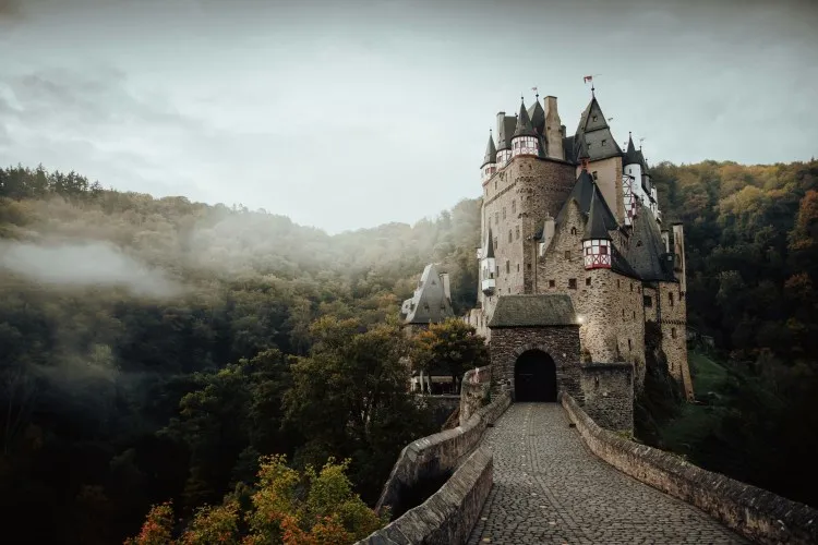 Châteaux médiévaux magiques en Europe à visiter lors de votre prochain voyage