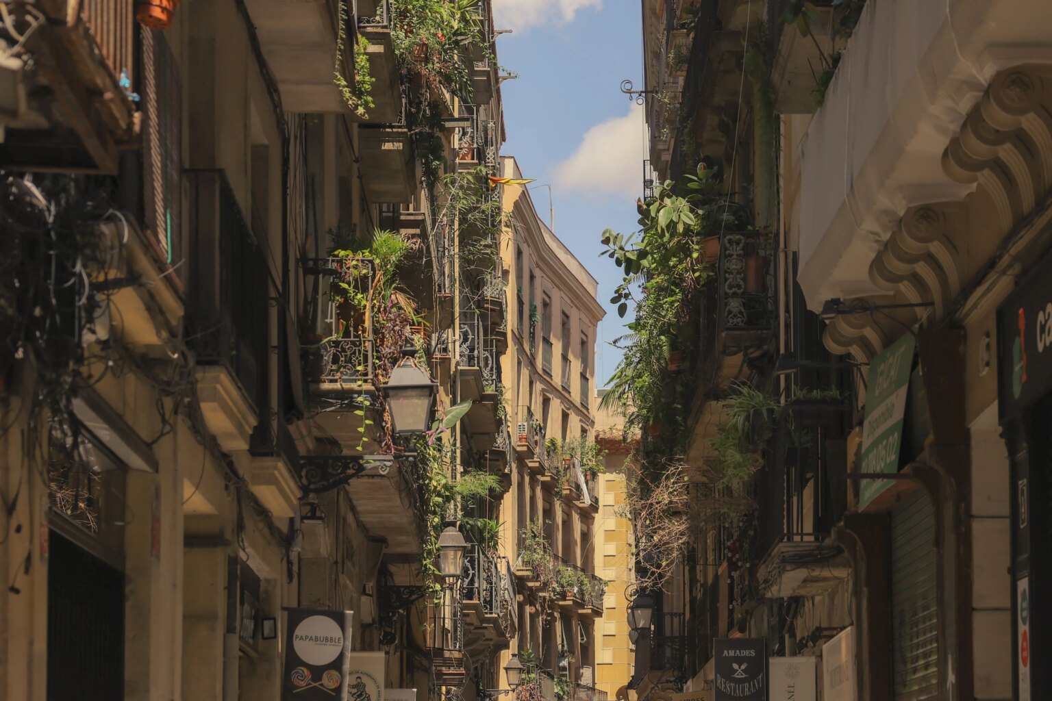 Barcelone en 3 jours : l'itinéraire parfait pour une première visite Charming narrow stone street in the Gothic Quarter of Barcelona
