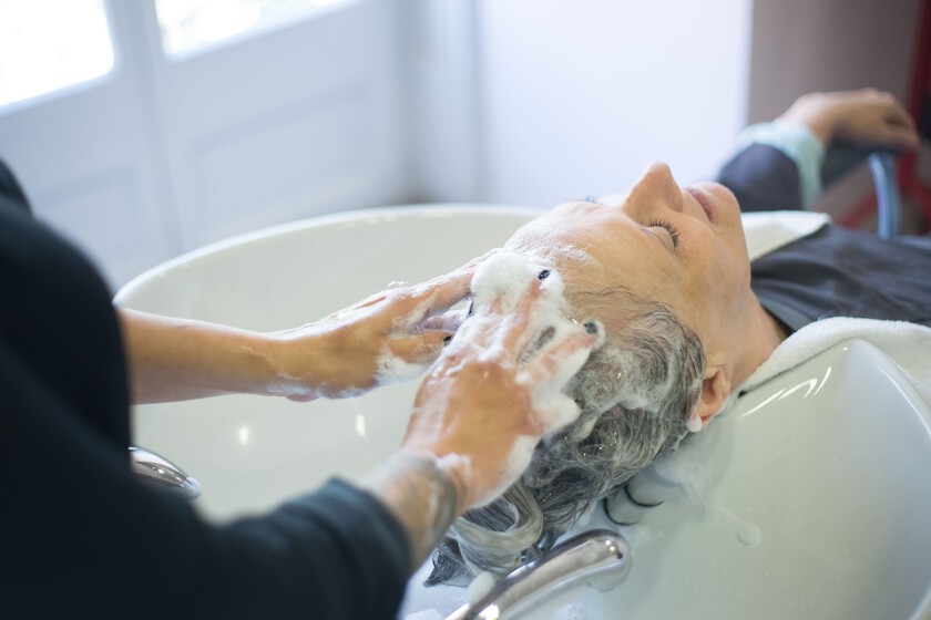 Gabriel Llano, coiffeur : "Plus les cheveux sont longs, plus le shampooing doit agir longtemps. Je conseille de le laisser entre 1 et 3 minutes."