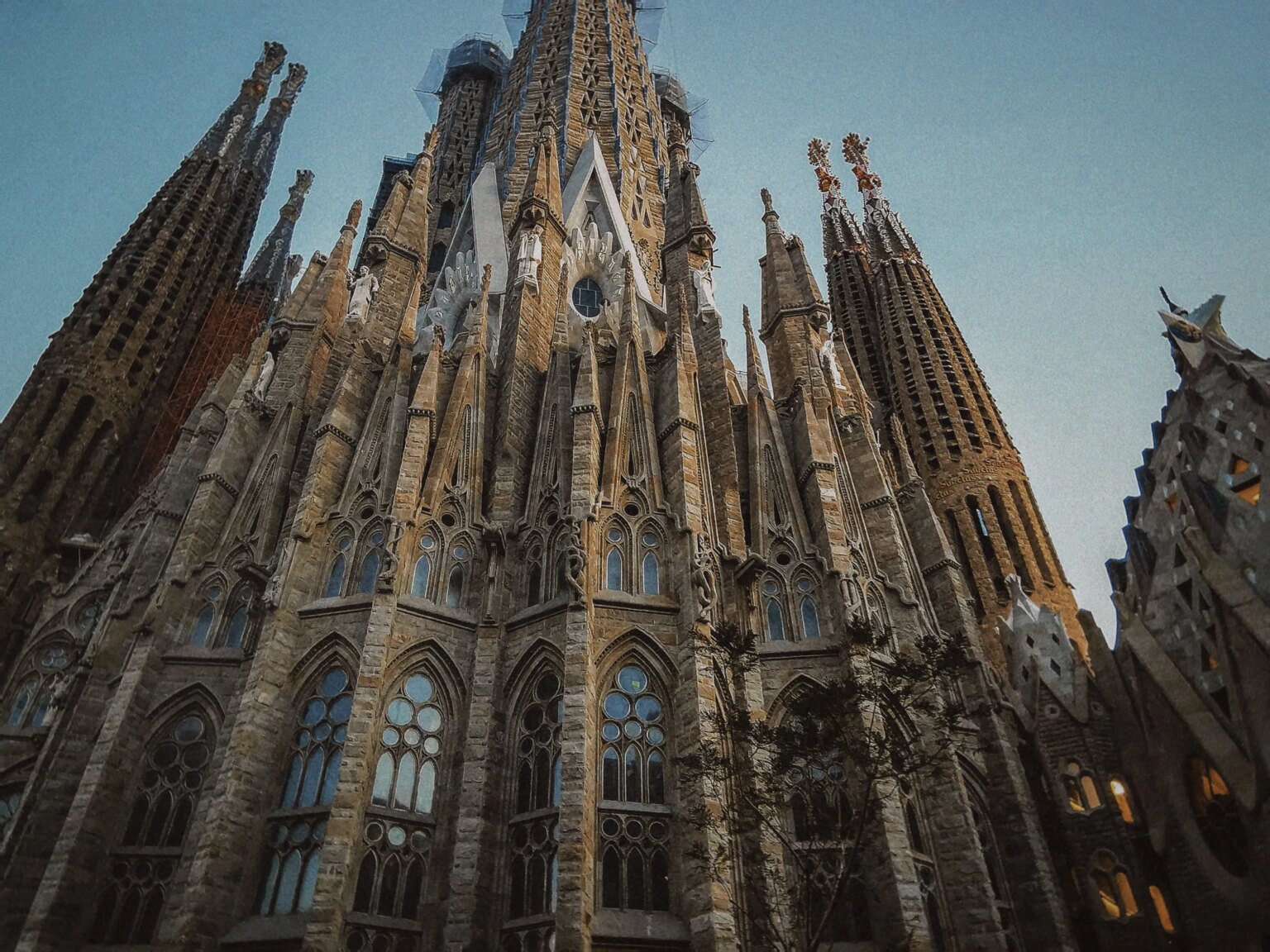 Itinéraire Barcelone pour couples : le voyage romantique parfait Panoramic sunset view of the Barcelona skyline and Sagrada Família