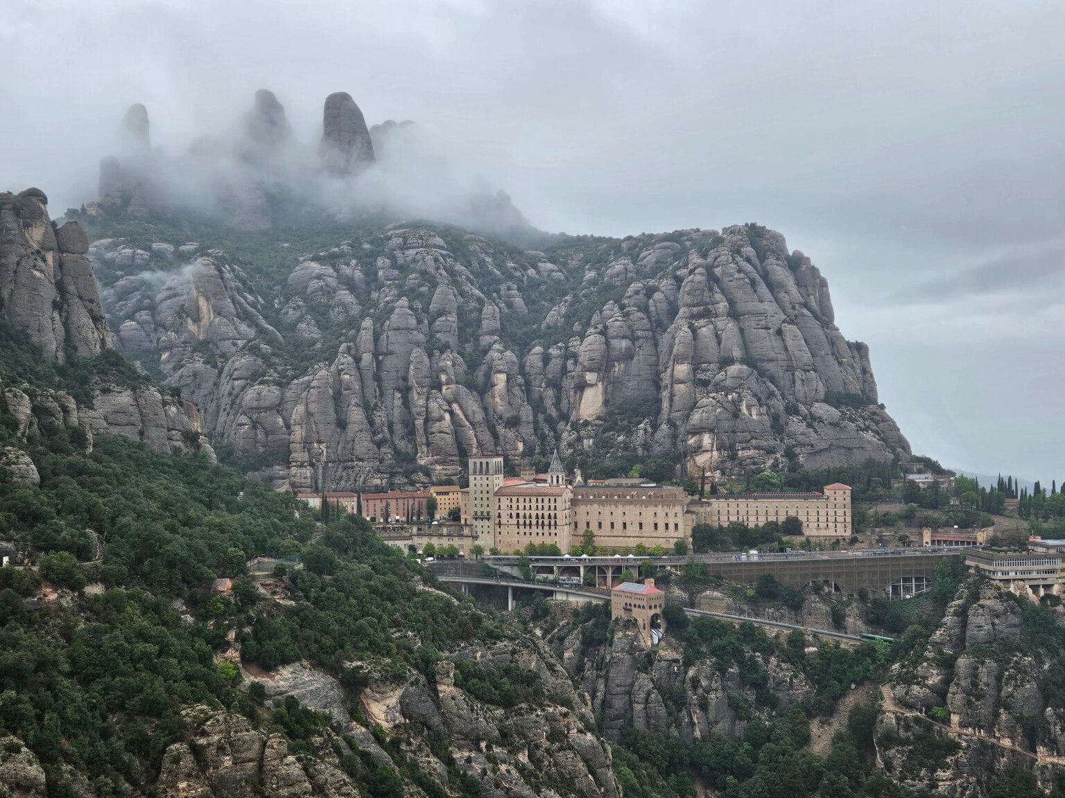 Itinéraire d'aventure à Barcelone : randonnées, sentiers et plein air Rugged mountain trail near Montserrat