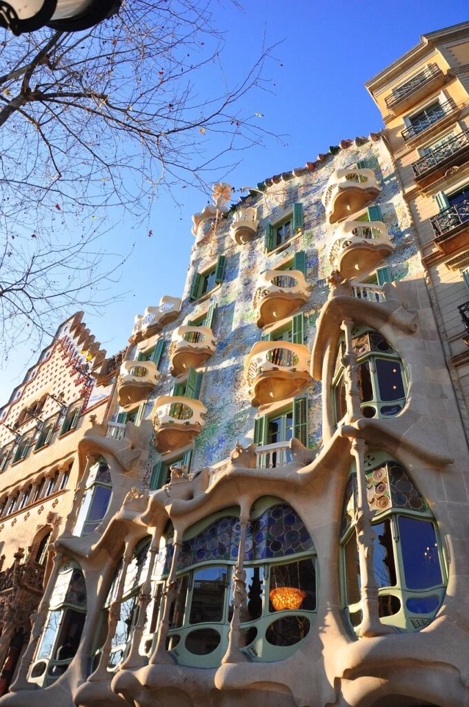 Itinéraire de luxe à Barcelone : le Golden Mile et au-delà Upscale boutique storefront evoking Passeig de Gràcia