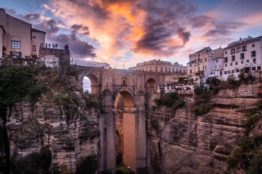Le Parador le plus spectaculaire et le plus parfait pour une escapade se trouve au bord d'une falaise dans la plus belle ville d'Espagne.