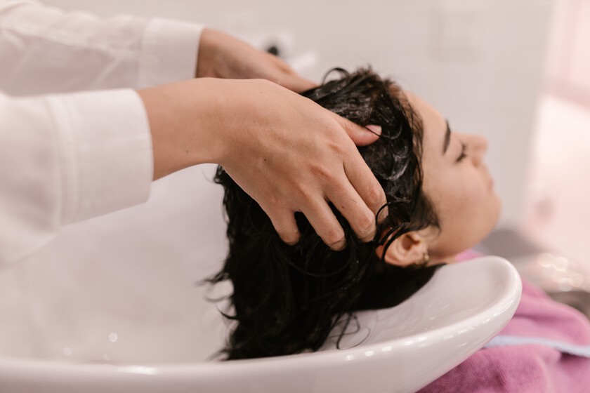 Les coiffeurs et les experts en santé capillaire sont d’accord : "Avec la crème Nivea en flacon bleu, sur cheveux très épais, vous remarquerez peut-être une amélioration spécifique de la sensation de douceur. Dans les cheveux fins ou gras, cela peut alourdir"