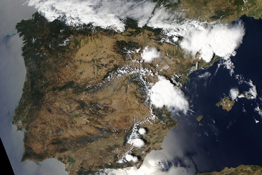 Les météorologues mettent en garde contre le risque d'orages le jour de l'éclipse : "Croisons les doigts pour que ce scénario ne se réalise pas."