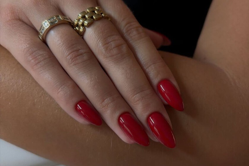 Adieu les ongles blancs et bleus : les manucures d'automne les plus élégantes se portent dans ces couleurs