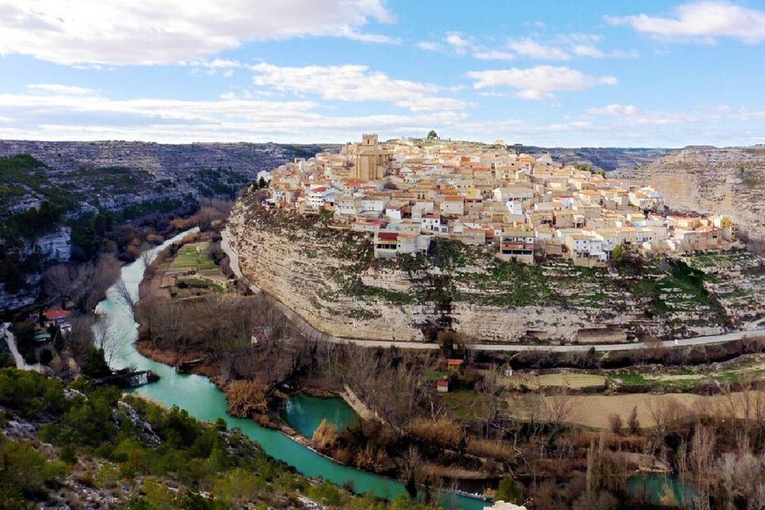 C'est une ville mais elle ressemble à une île de pierre au milieu de La Manche : 350 habitants, des murailles médiévales et un château transformé en cimetière