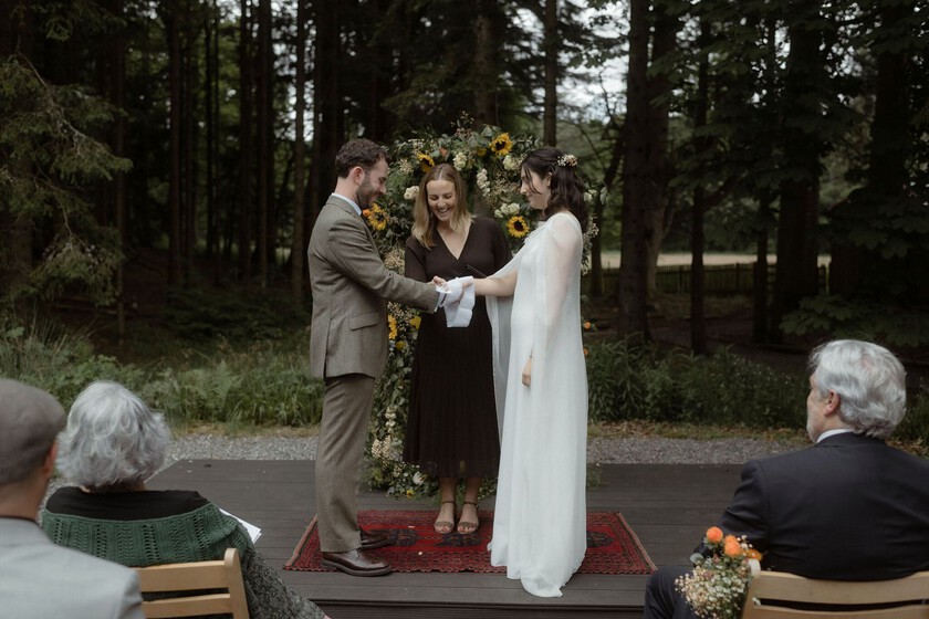 Je ne suis pas maquilleuse professionnelle, mais ma belle-sœur m'a fait confiance le jour de son mariage. Comment pouvons-nous passer de "connu" à des amis entre maquillage et pinceaux
