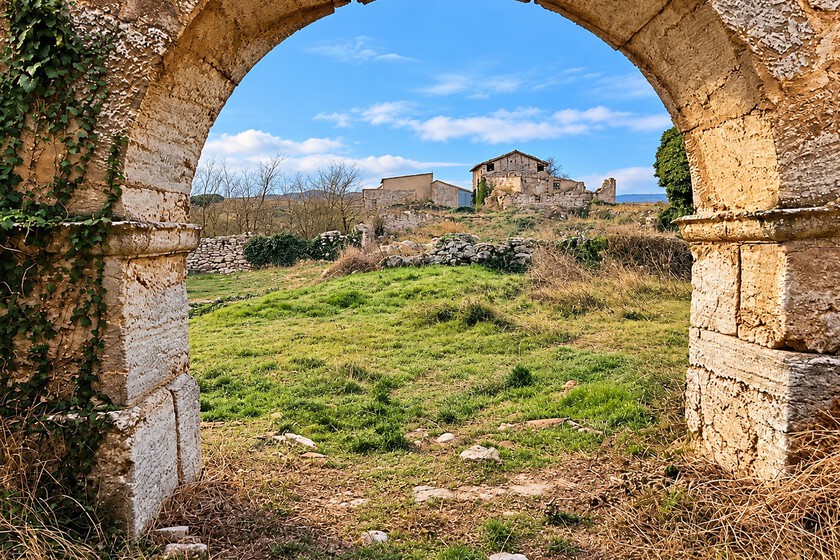 La ville abandonnée de Burgos que Los Javis est revenue habiter dans « La Bola Negra » : des siècles d'histoire et une église pillée
