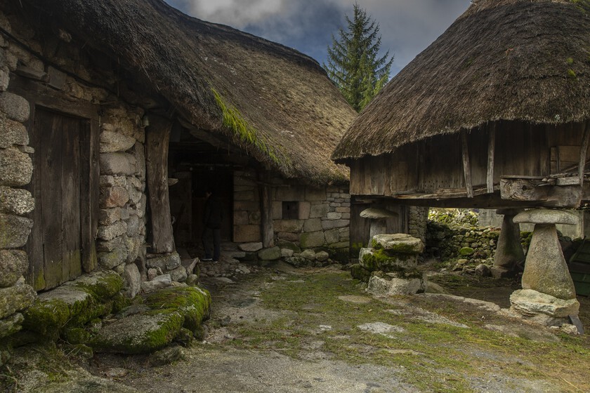 Le village entre les montagnes qui semble figé à l'âge du fer : 14 maisons en pierre et en paille où vivaient les gens avec du bétail