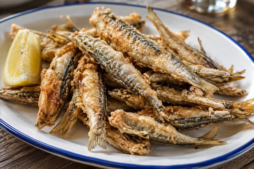 Les chefs experts sont d’accord : "La clé pour préparer le meilleur poisson frit est d’enlever l’excès de farine avant de le faire frire."