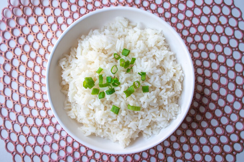 Les chefs experts sont d’accord : "Le riz blanc améliore considérablement sa texture et sa saveur si vous l'ajoutez à de l'eau froide avec la chaleur au maximum et si vous le baissez au minimum lorsqu'il commence à bouillir."