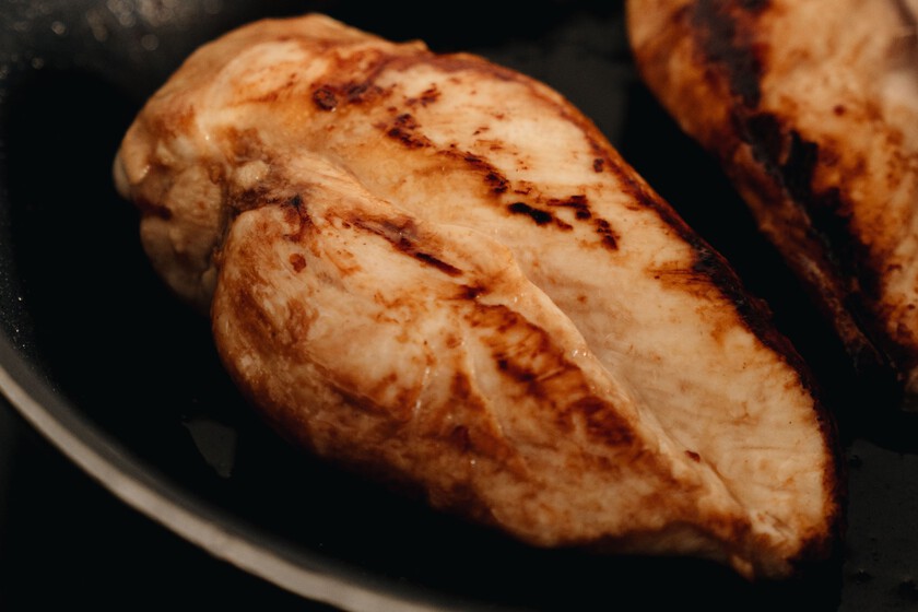 Les chefs sont d'accord : "L'astuce pour rendre les poitrines de poulet juteuses est de préparer une sauce avec du bouillon et de la fécule de maïs"