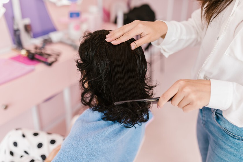 Les coiffeurs experts sont d’accord : "Pour traiter la chute des cheveux en automne, il est nécessaire d'utiliser des produits qui nettoient très bien le cuir chevelu et de ne laisser les masques qu'à usage occasionnel."