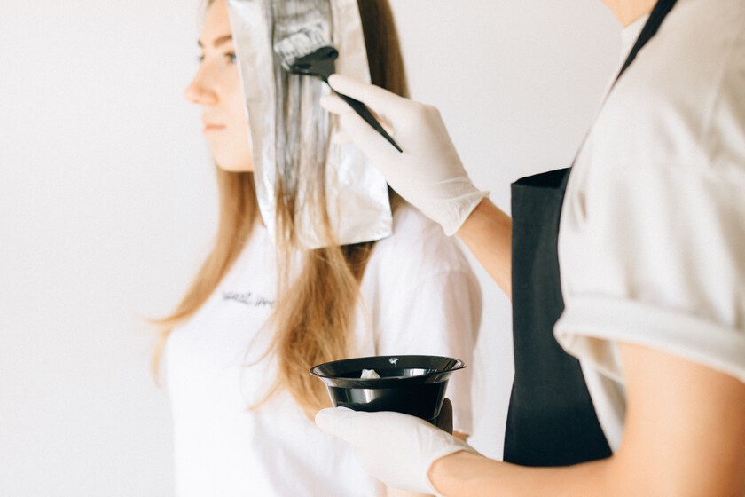 Les coiffeurs s'accordent sur les teintures après l'été : "Si vos cheveux sont fragiles, vous devez regarder vos cheveux, pas le calendrier. Le plus judicieux est de mettre en place une routine pour le récupérer puis d'effectuer la couleur sans limitation."