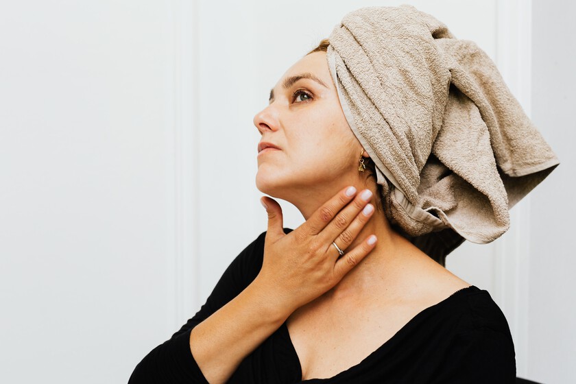 Les experts sont d’accord : "Pour sécher des cheveux fins sans volume, il ne faut pas les frotter avec la serviette habituelle, il vaut mieux les sécher avec une serviette en microfibre"