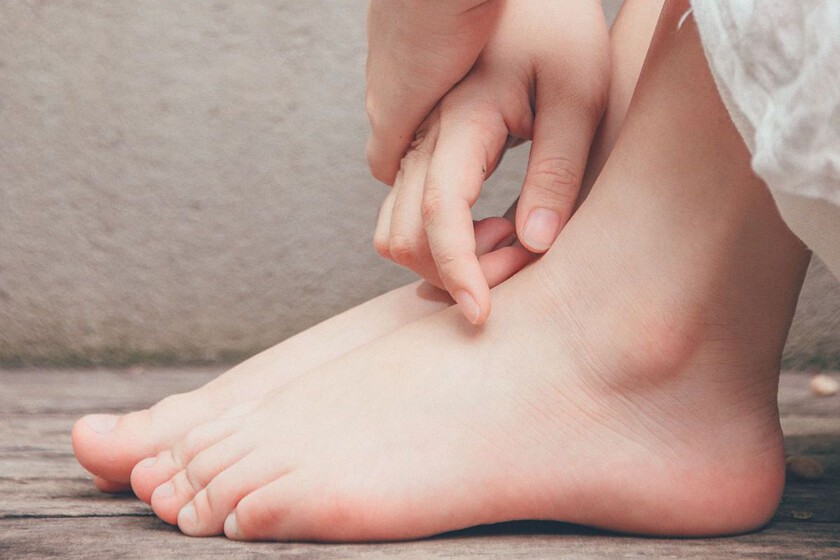 Plusieurs podologues sont d’accord : "Pour éviter l'apparition de fissures au niveau des talons, il est important d'hydrater les pieds quotidiennement avec une crème à l'urée, et pas seulement lorsqu'ils sont déjà craquelés."