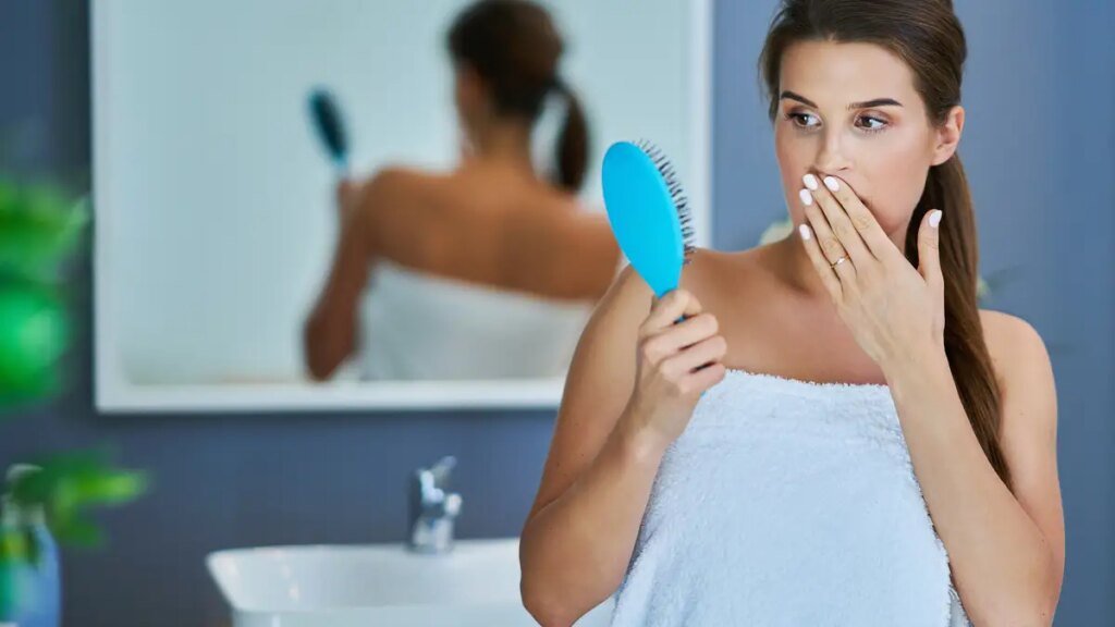 Brosse à cheveux remplie de bactéries et de germes : comment la nettoyer efficacement
