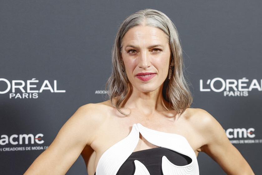 Alberto Sanguino, coiffeur : "Pour intégrer les cheveux gris sans couper les cheveux d'un seul coup, il faut commencer par des reflets de plus en plus clairs et les tonifier vers le gris."