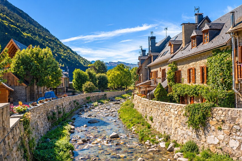 La ville avec l'esthétique la plus tyrolienne de toute l'Espagne : elle ressemble à un village alpin avec des églises romanes et des toits d'ardoise