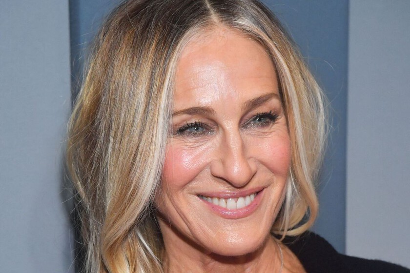 Les maquilleurs sont d’accord : "Le meilleur crayon à sourcils pour les femmes qui sont passées du gris est une teinte un ou deux fois plus claire que leurs cheveux, en particulier sur les visages matures."