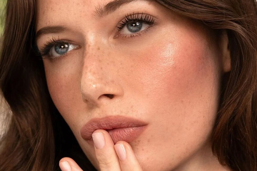 Les maquilleurs sont d’accord : "Repasser tout le contour des lèvres en dehors de leur ligne naturelle n'est pas toujours la meilleure stratégie"