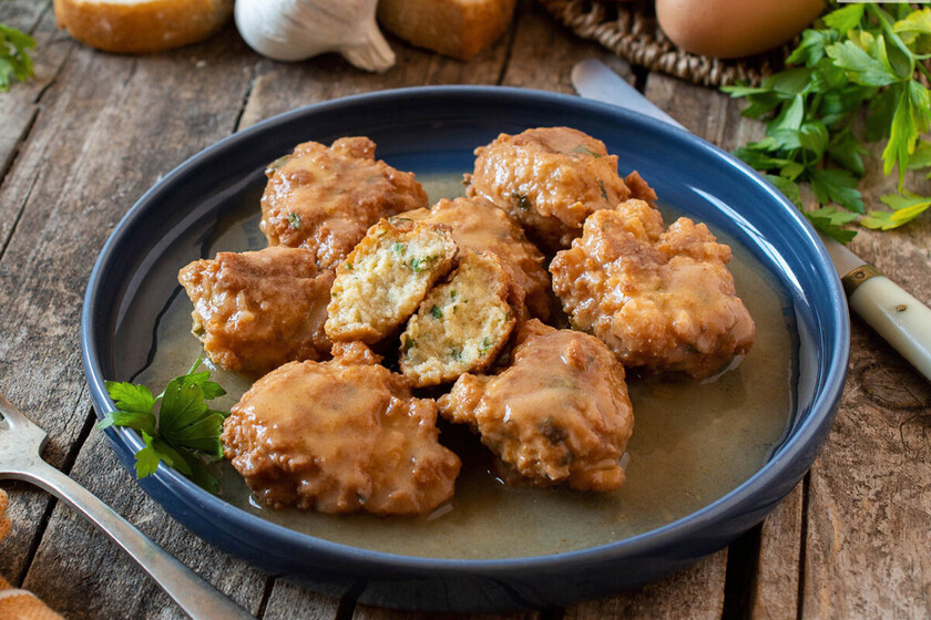 Les œufs au plat ne sont pas les plus délicieux, ils sont bien meilleurs s'ils sont préparés avec du pain rassis, du lait, de l'ail et de la sauce paprika.