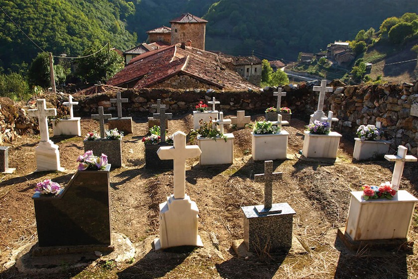 Transformer les tombes en jardin pour Todos los Santos : la ville médiévale des Asturies avec une tradition originale (et belle)
